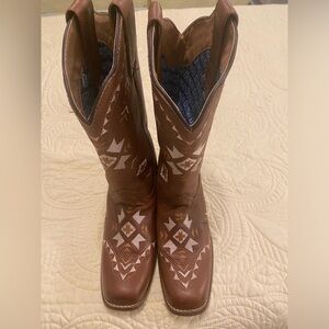 DINGO - Camel Brown Western Cowboy Boots with White & Cream Patterns
